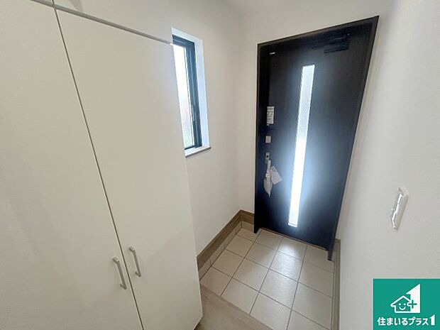 【玄関】シューズボックスにはたくさんの靴が収納できるので玄関周りはいつもスッキリ！ご家族が増えても安心！