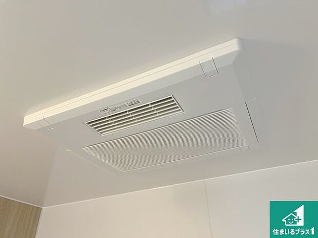 【浴室暖房乾燥機】四季を通して快適なバスライフをお手伝いする浴室暖房乾燥機！浴室の乾燥・暖房・涼風・換気はもちろん、２４時間換気にも対応！ 