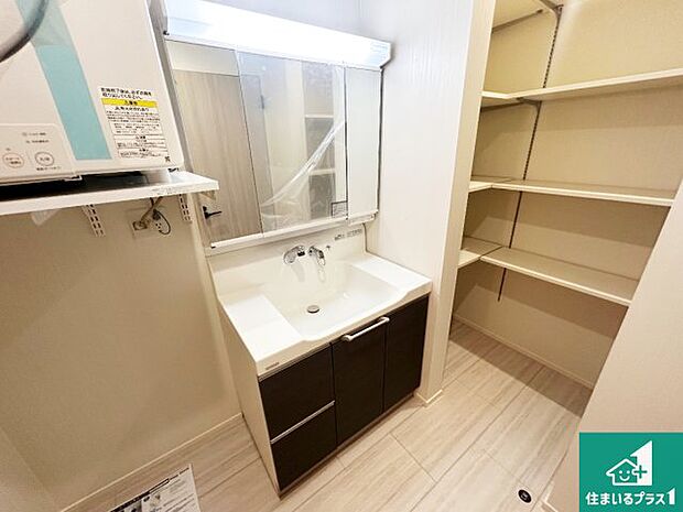 【独立洗面台】清潔感のある洗面台です。フラットな鏡は掃除がしやすく毎日清潔!鏡裏には収納があるのでスッキリとした洗面台が保てます。