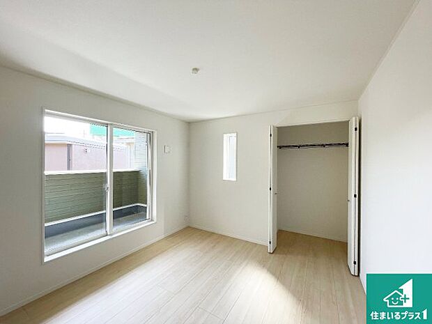 【洋室】寝室は心地よい眠りについてもらいたくて、シンプルかつ開放的な空間な設計にしています!大きな窓から差し込む日が心地いいです♪