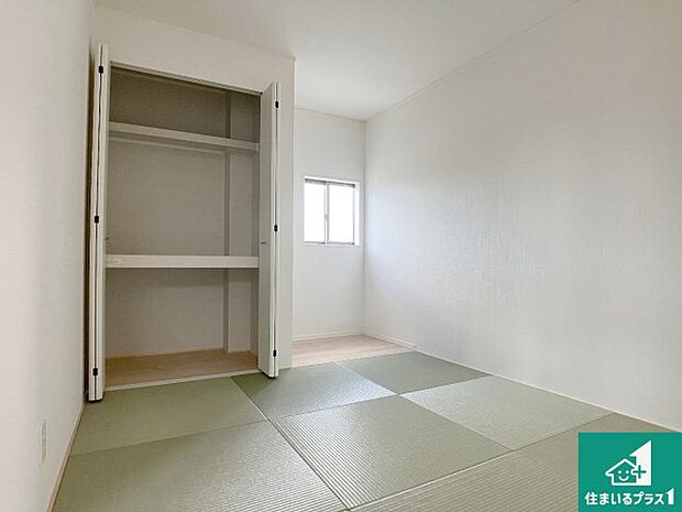 【和室】一室あると便利な和室は客間としてだけでなく、小さなお子様のプレイルームや食後のくつろぎスペースとしてもご利用いただけます。収納もついていますので大活躍間違いなし！