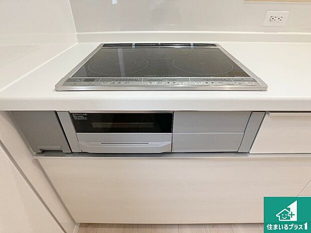 【コンロ】火を使わないので、安心なＩＨコンロ！でこぼこが無い構造なので、掃除もしやすく清潔に保てます！