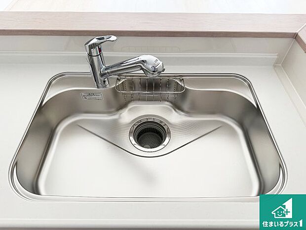 【キッチンシンク】蛇口の先端に浄水器を内蔵しています!原水と浄水、お湯と冷水、シャワーの切替えがワンタッチなので用途によって使い分けられます。