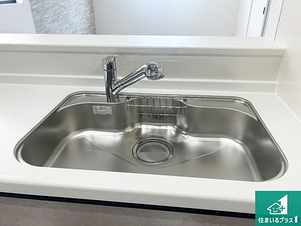 【キッチンシンク】蛇口の先端に浄水器を内蔵しています！原水と浄水、お湯と冷水、シャワーの切替えがワンタッチなので用途によって使い分けられます。