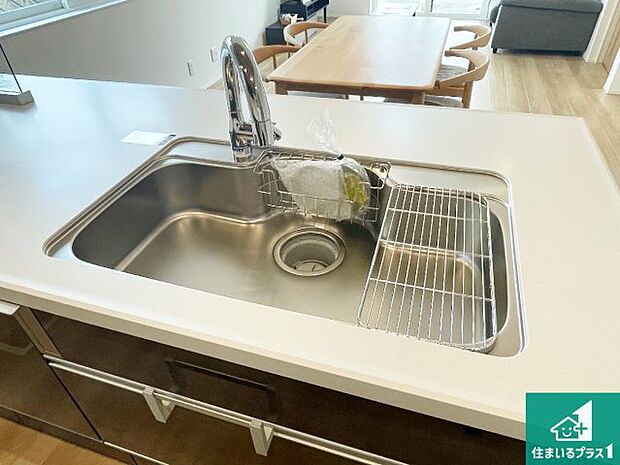 【キッチンシンク】蛇口の先端に浄水器を内蔵しています!原水と浄水、お湯と冷水、シャワーの切替えがワンタッチなので用途によって使い分けられます。