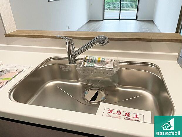 【キッチンシンク】蛇口の先端に浄水器を内蔵しています!原水と浄水、お湯と冷水、シャワーの切替えがワンタッチなので用途によって使い分けられます。