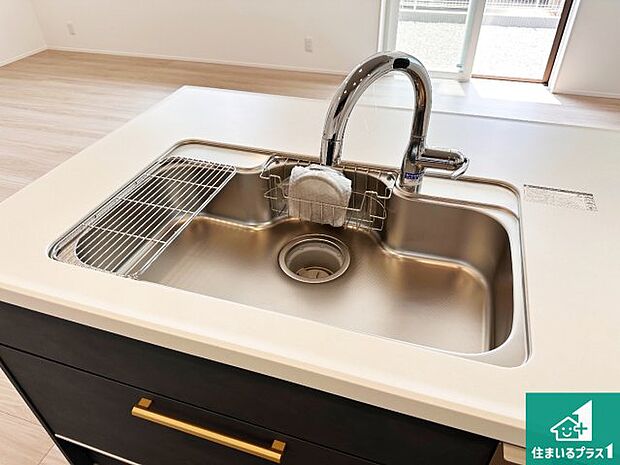 【キッチンシンク】蛇口の先端に浄水器を内蔵しています！原水と浄水、お湯と冷水、シャワーの切替えがワンタッチなので用途によって使い分けられます。