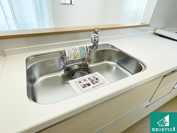 【キッチンシンク】蛇口の先端に浄水器を内蔵しています！原水と浄水、お湯と冷水、シャワーの切替えがワンタッチなので用途によって使い分けられます。