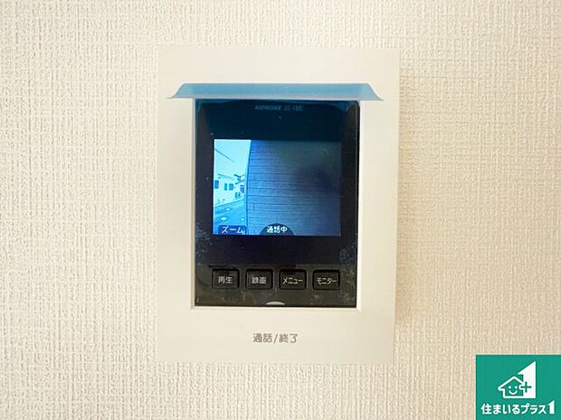【カラーモニターインターホン】声だけでなく来訪者の姿や顔がモニターで確認できるので、小さなお子様がいらっしゃるご家庭でも安心できます！