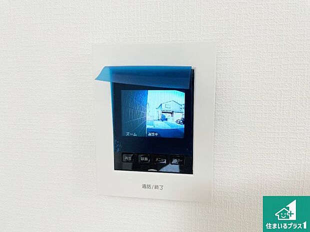 【カラーモニターインターホン】声だけでなく来訪者の姿や顔がモニターで確認できるので、小さなお子様がいらっしゃるご家庭でも安心できます！