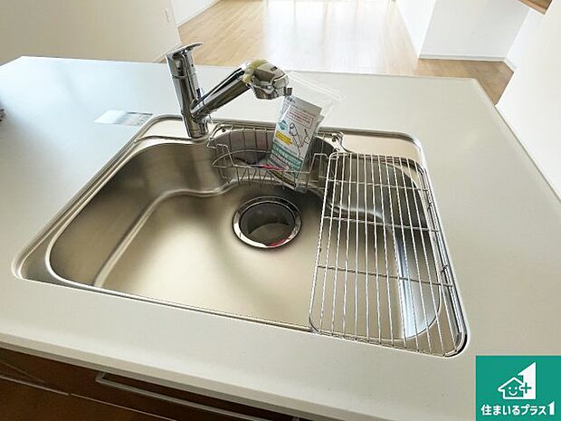 【キッチンシンク】蛇口の先端に浄水器を内蔵しています！原水と浄水、お湯と冷水、シャワーの切替えがワンタッチなので用途によって使い分けられます。