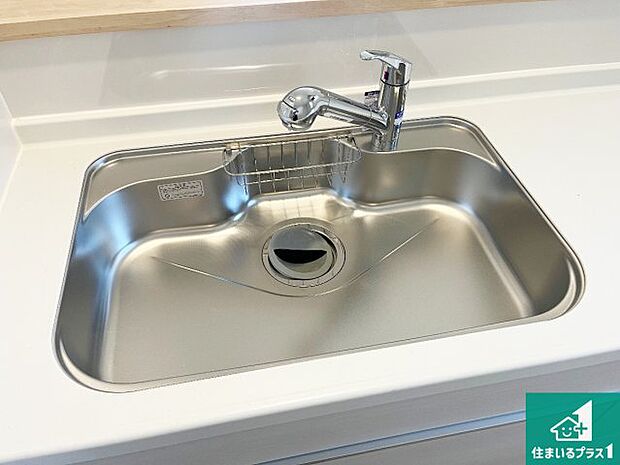 【キッチンシンク】蛇口の先端に浄水器を内蔵しています!原水と浄水、お湯と冷水、シャワーの切替えがワンタッチなので用途によって使い分けられます。