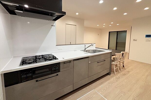 ■Photo/5号地キッチン■
作業スペースや背面にもゆとりを持たせたカウンターキッチン。約40点の食器が入る食洗機付きで後片付けの負担が軽減されます。