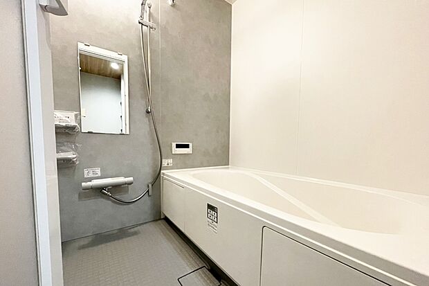 ■Photo/7号地浴室■
アクセントクロスが印象的な暖房乾燥機付きの浴室。雨の日のお洗濯や寒い日の入浴も快適に過ごせます◎浴槽はベンチ付きで、小さなお子様との入浴も安心です。