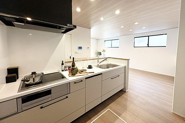 □Photo/1号地キッチン□
お手入れが簡単で安全性の高いIHコンロを採用。約40点の食器が入る食洗機付きで家事がはかどります。