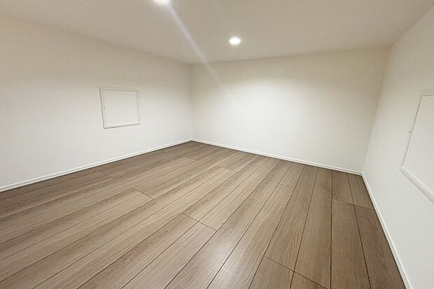 【【photo/小屋裏収納】】季節家電やスーツケース、大型用品、ゴルフバッグなどのアウトドア用品なども収納できて居住空間をすっきりと保てます。