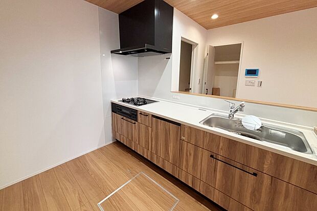 【■Photo/4号地キッチン■】傷に強くへこみにくいホーローキッチン。引き出しはソフトクローズ仕様なため、お子様が指をはさむ心配がいりません。