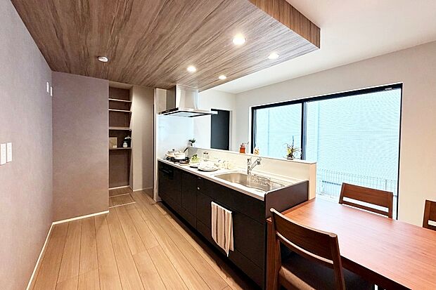 【■Photo/6号地キッチン■】お部屋全体を見渡せるカウンターキッチン。約40点の食器が入る食洗機付きで後片付けの負担が軽減されます。