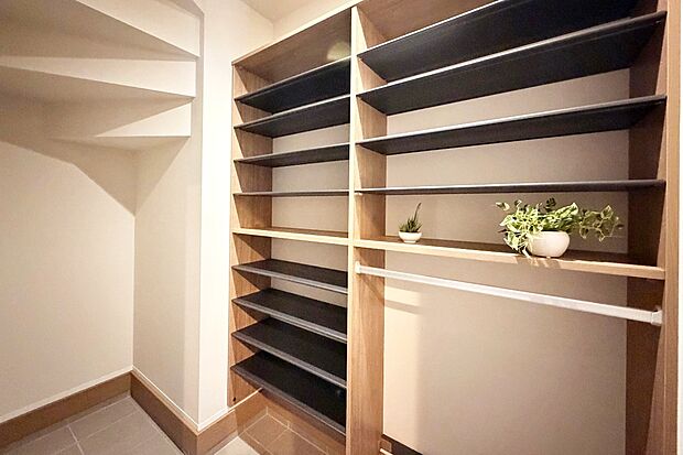 【■Photo/6号地シューズクローク■】大型シューズクロークを完備。靴だけでなくアウトドア用品の収納も可能です。扉付きなので急な来客時も安心です。