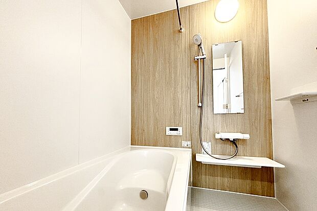 【■2号地浴室■】トレンドを意識したデザインと高い機能性を備えた浴室。「まる洗いカウンター」や「パッとくるりんポイ排水口」と、お手入れのしやすさにこだわった浴室です。