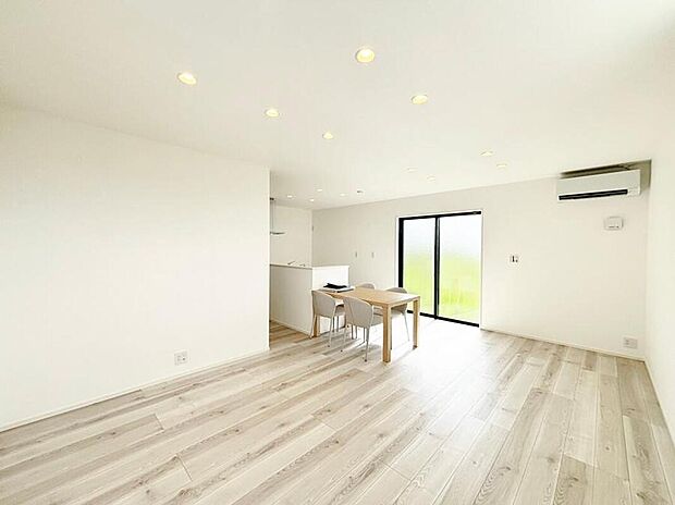 【■2号地LDK■】白で統一されたリビングは家の中が明るく、そして広く感じさせてくれます。キッチン前に階段を設置することで、家族と顔を合わせる機会が増え、コミュニケーションが深まる設計にしました。