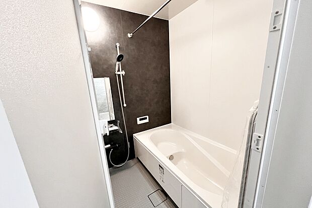 【■Photo/1号地浴室■】中のアクセントクロスがスタイリッシュな浴暖付きの浴室。雨の日の洗濯や寒い日のお風呂も快適に過ごせます。