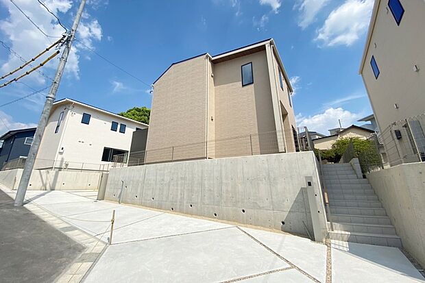 【■Photo/5号地外観■】外構完成しました!当日のご案内も承っております◎まずは見るだけ・サクッと10分見学も大歓迎です!お気軽にお問い合わせください!