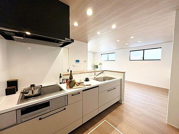 【□Photo/1号地キッチン□】お手入れが簡単で安全性の高いIHコンロを採用。約40点の食器が入る食洗機付きで家事がはかどります。