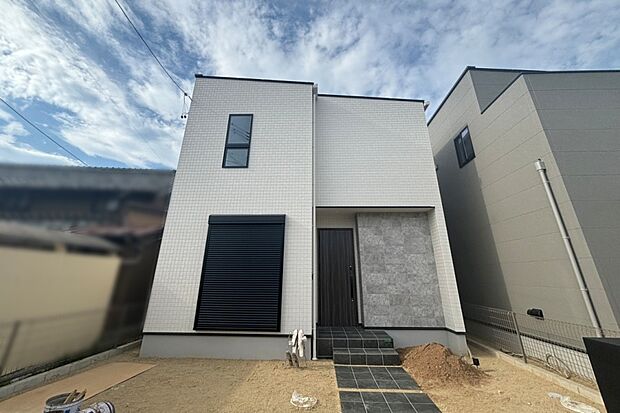 【■Photo/2号地外観■（2026年7月撮影）】まもなく外構完成予定です！先行内覧予約受付中◎お気軽にお問い合わせください！