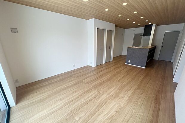 ■Photo/1号地内観写真：リビング■
2面採光で明るく心地のよいリビング。