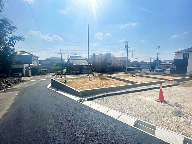 【現地外観写真】（2025年8月撮影）
小中学校が徒歩圏内にあり、スーパーも徒歩5分！家族が嬉しい住環境です。