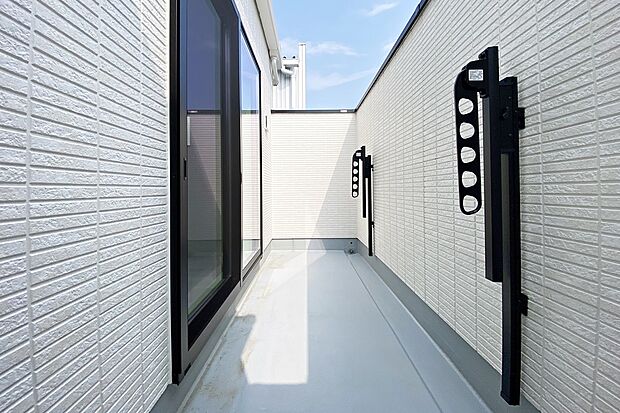 【■Photo/2号地バルコニー■】お洗濯がはかどる南面バルコニー。壁を高くすることで、外から洗濯物が見える心配がいりません。