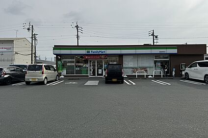 ファミリーマート（西橋良店） 約165～192ｍ(徒歩3分)