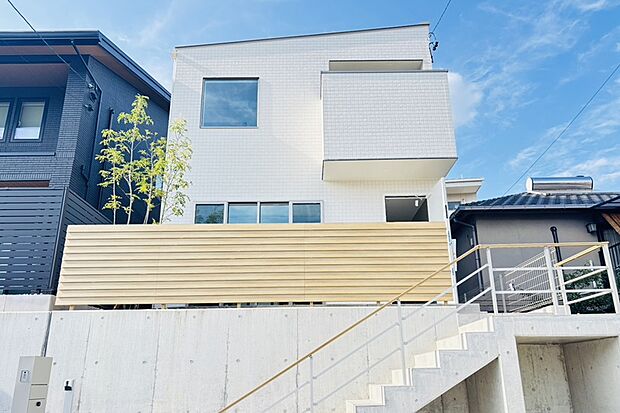 【1号地外観】
カースペースは2台確保。食品や衣料品、生活用品など揃うアピタまで徒歩6分で暮らしに便利な環境です。まるで注文住宅のような同じ間取りはないこだわりの住まい。