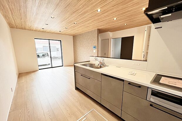 【1号地内観写真:キッチン】
IHキッチンは火を使わないので、お子様やお年配にも安心。お掃除も楽らく♪キッチンからはリビングを見渡せます。