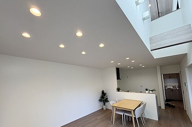 【3号地内観写真：リビング】
明るく解放感のあるリビング。