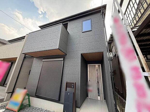 1号棟外観写真(2026年6月撮影)
留守時も心強い。防犯性を高めるシャッター付きの美しい外観。