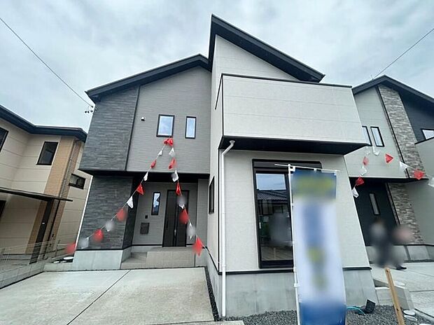1号棟外観（2026年6月）撮影
青空に映える、シックでモダンな2階建ての住まい。ZEH水準の快適な暮らしがここから始まります。

