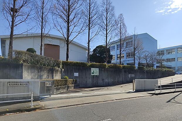 南小学校（約1,000m）