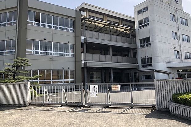 北小学校（約750m）