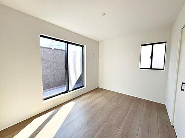 【リビング以外の居室】□Photo/1号地主寝室□
バルコニーへ繋がる、2面採光の主寝室。全居室収納完備で荷物の多い方も安心です。