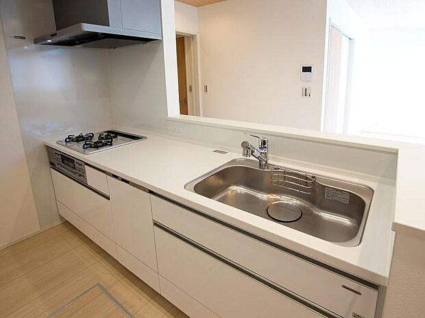 【キッチン】【1号地/内観写真：キッチン】食洗機付きのシステムキッチンで家事時間短縮。