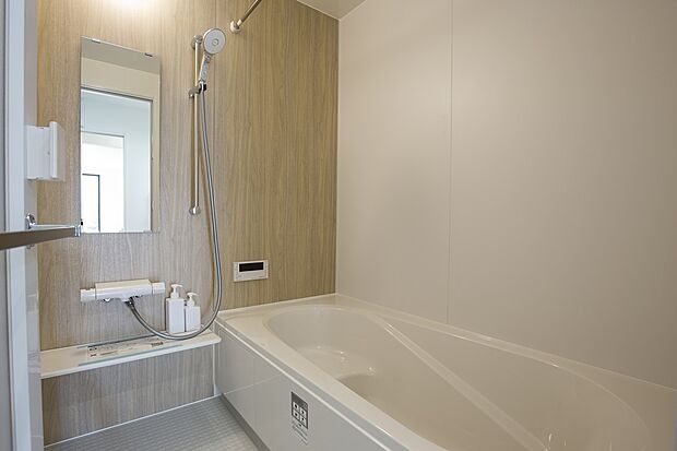 【浴室】【3号地/浴室】半身浴ができるベンチ付の節水型浴槽。デザインと節水を両立しています。