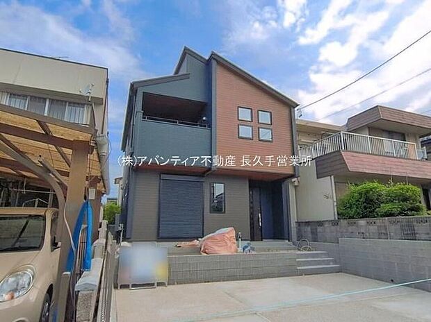 【現地外観写真】南面道路に面し、豊かな陽光が差し込む明るい住まいです。