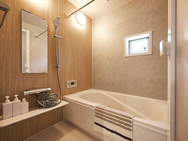 【photo/1号地浴室】一日の疲れを癒す一坪タイプの浴室です。足を伸ばしてゆったりとお湯に浸かれます。
