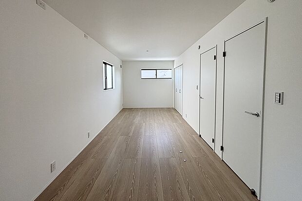 2号地/洋室
2階には続き間11.9帖(6.7帖+5.2帖)の洋室。お子さまの成長に合わせて間仕切りをすることで個室仕様にすることができます。