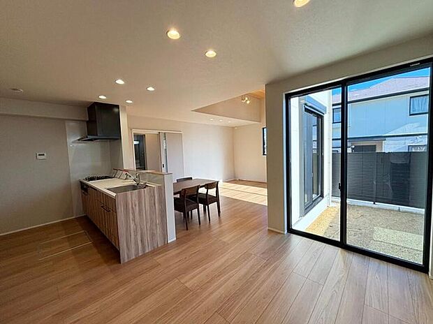 【2号地内観写真:リビング】
開放的な吹き抜け、お庭を設けた19.1帖のリビング。視界が抜けて、より広く感じられます。