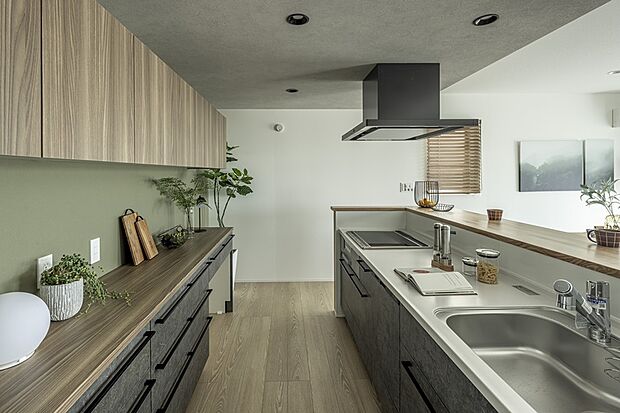 【4号地 キッチン】カップボード付きの収納充実キッチンは食洗機付き。キッチン回りにもゆとりがありご夫婦で、お子様と一緒にお料理もできちゃいます!収納豊富で散らかりがちな水回りがスッキリ片づけられるのも嬉しいですね。