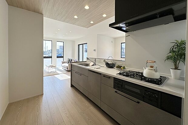 【Photo/3号地　】キッチンからリビング全体が見渡せ、家事をしながら家族との会話が弾む家