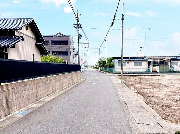 【現地外観写真】家族の安心をつなぐ、見通しの良い街並み。学校も買い物も身近に揃う、閑静な住宅街。